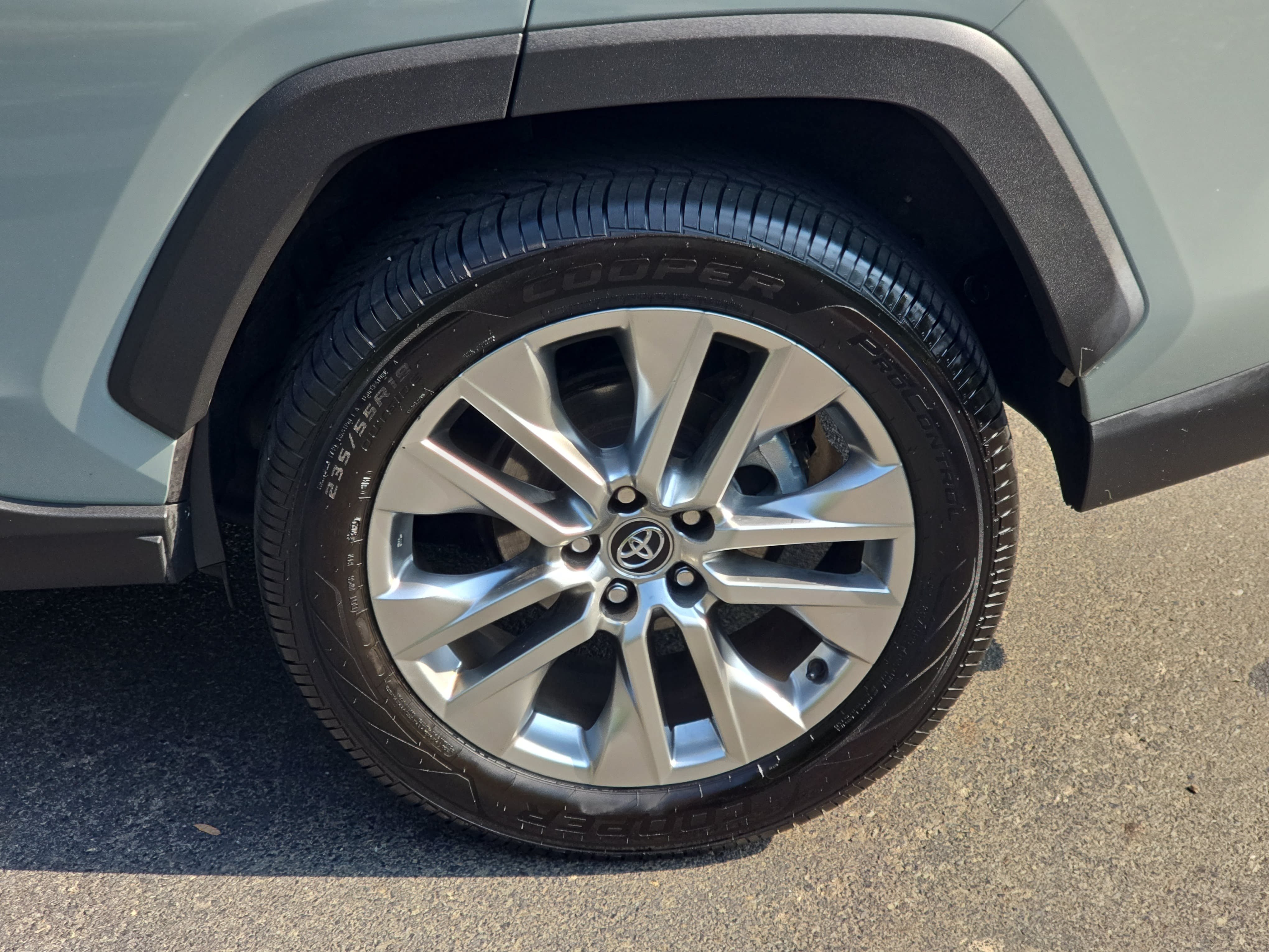 Used 2020 Toyota RAV4 XLE Premium AWD/4WD image 36