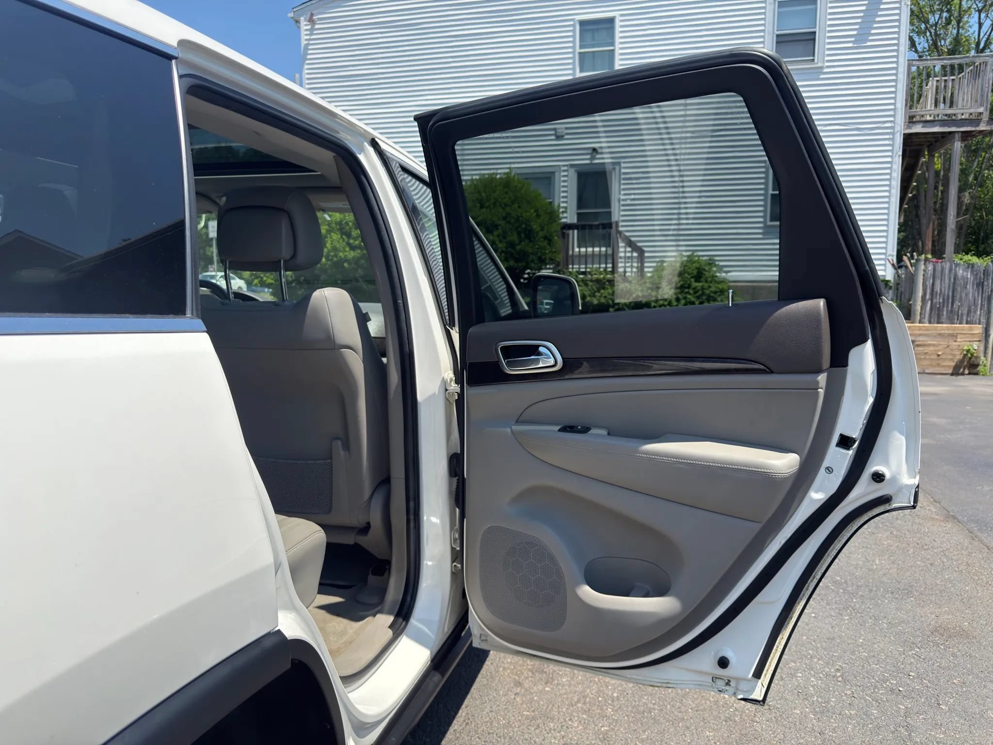Used 2011 Jeep Grand Cherokee Laredo AWD/4WD image 17