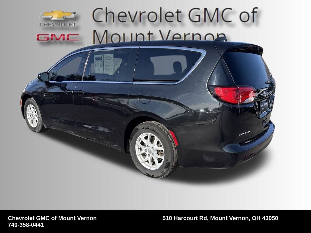 Used 2017 Chrysler Pacifica Touring image 3