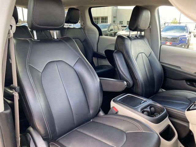 Used 2023 Chrysler Pacifica Touring-L FWD image 9