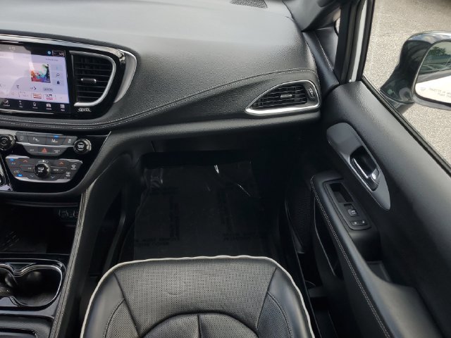 Certified 2025 Chrysler Pacifica Limited FWD image 20