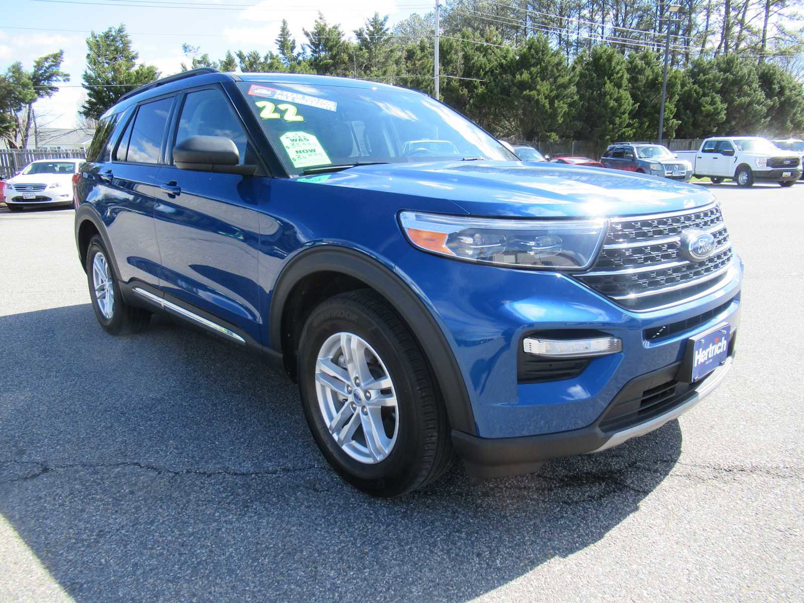 Used 2022 Ford Explorer XLT w/ Equipment Group 202A image 3