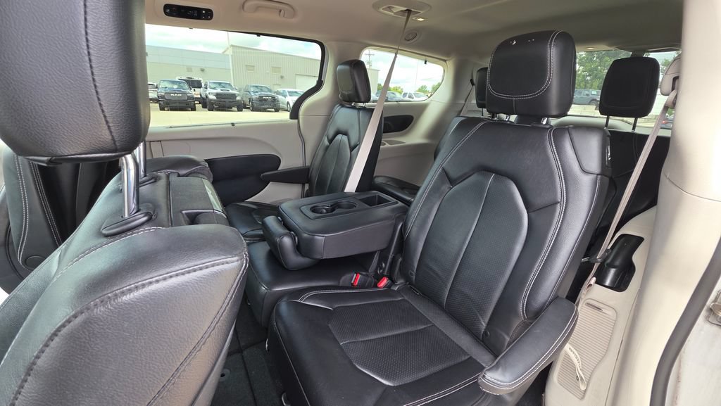 Used 2022 Chrysler Pacifica Touring-L w/ Uconnect Theater Family Group FWD image 13