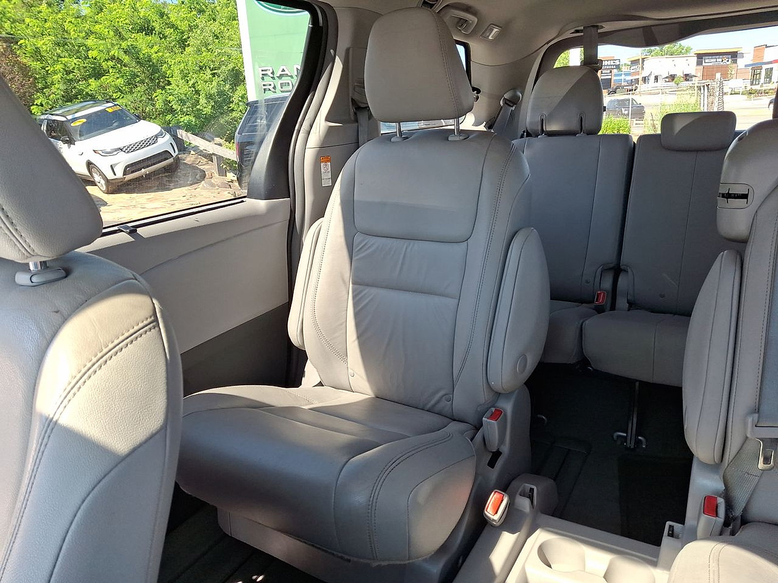 Used 2019 Toyota Sienna XLE w/ XLE Navigation Package FWD image 12