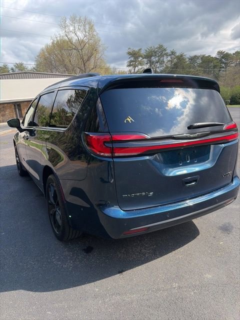 Used 2025 Chrysler Pacifica Limited image 10