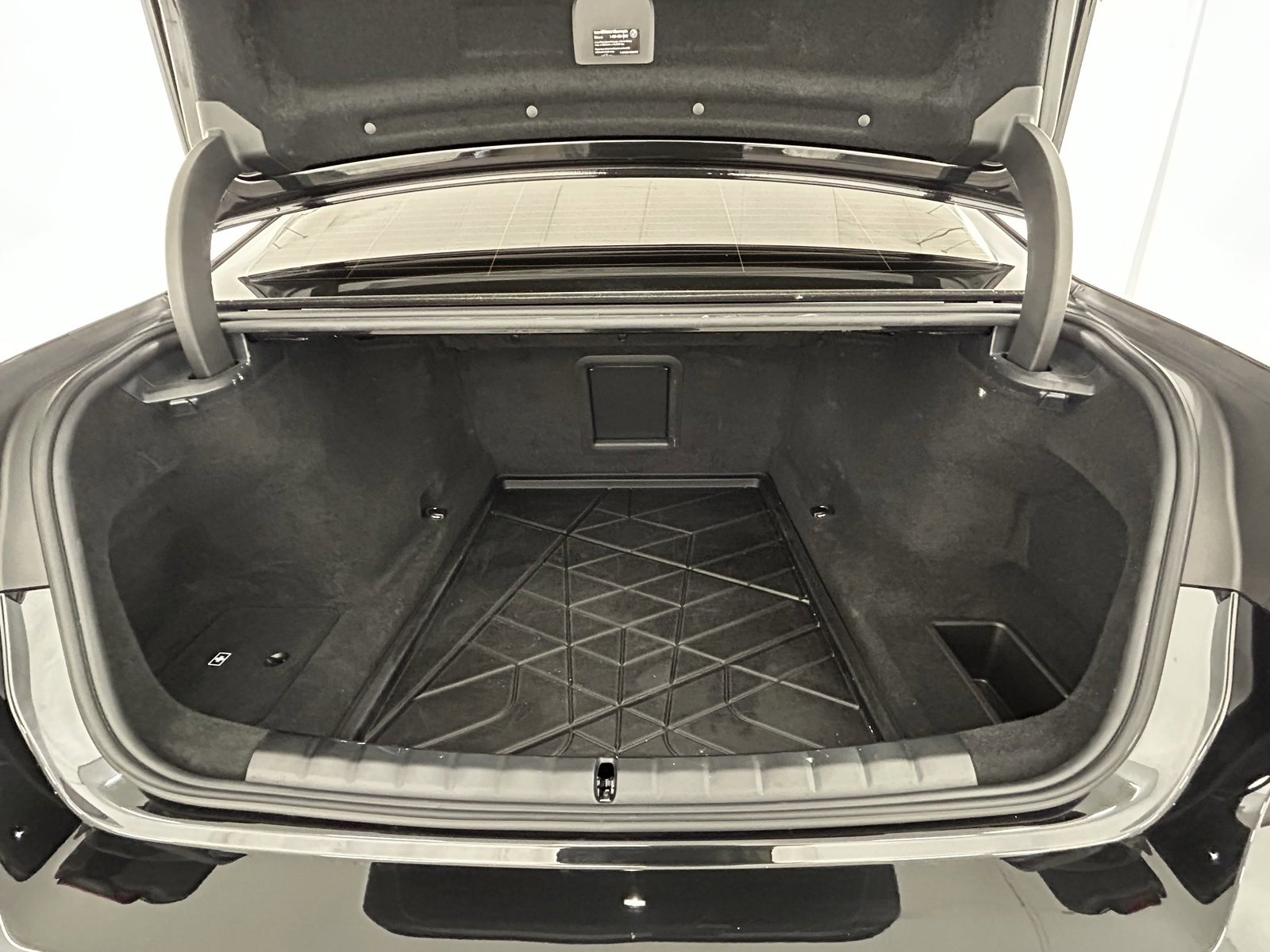 Used 2025 BMW 760i xDrive w/ Premium Package image 37