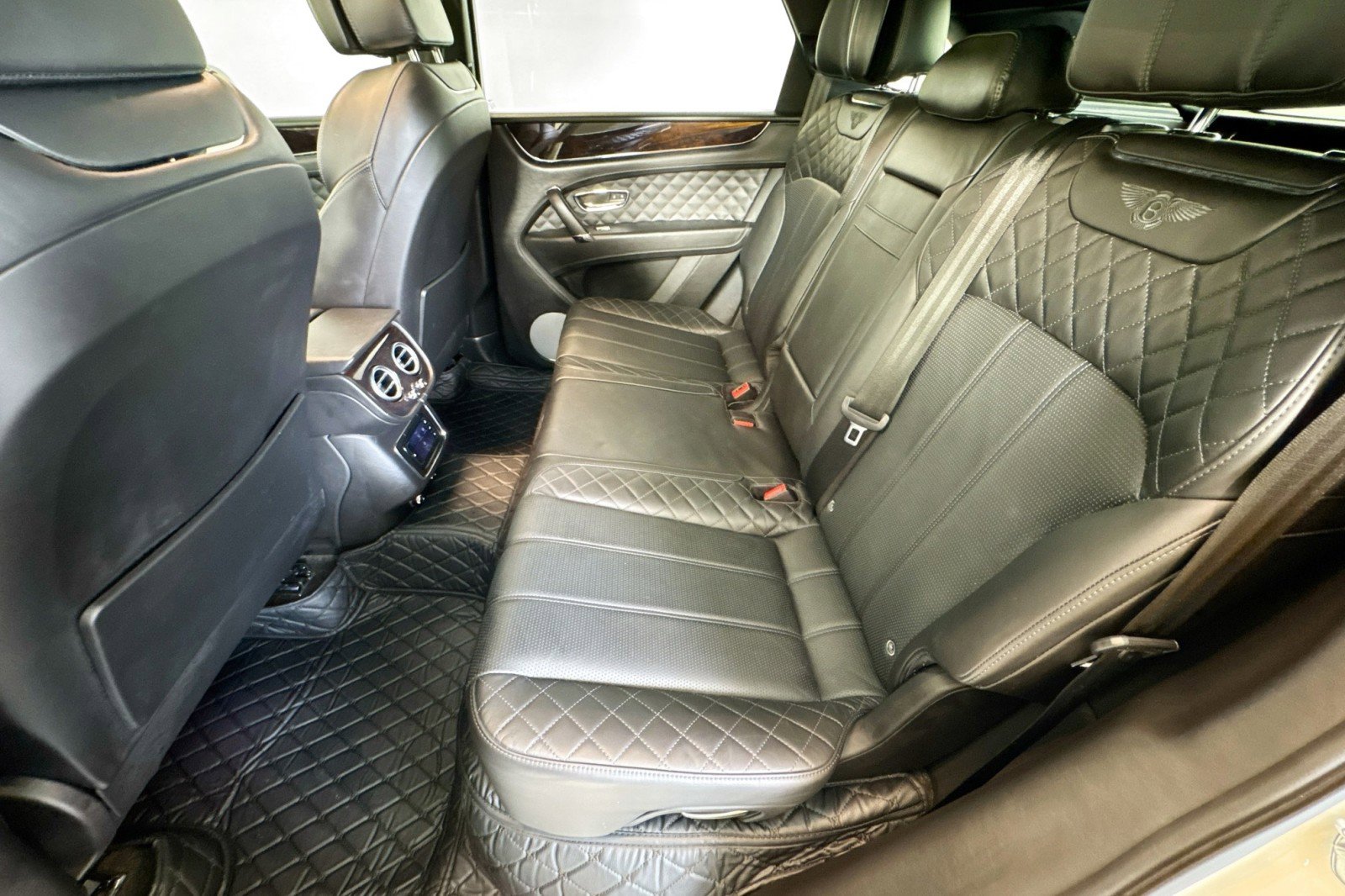 Used 2018 Bentley Bentayga image 23
