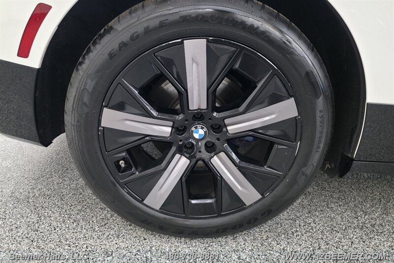 Used 2023 BMW iX xDrive50 w/ Sport Package AWD/4WD image 16