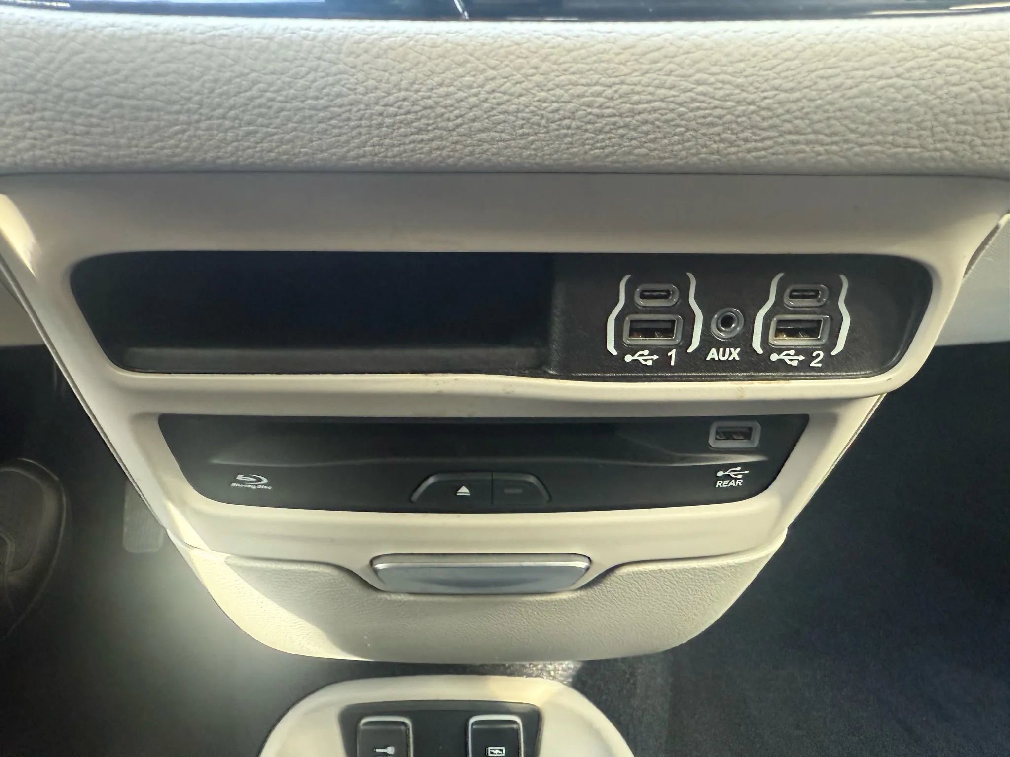 Used 2021 Chrysler Pacifica Touring w/ Uconnect Theater Family Group image 30