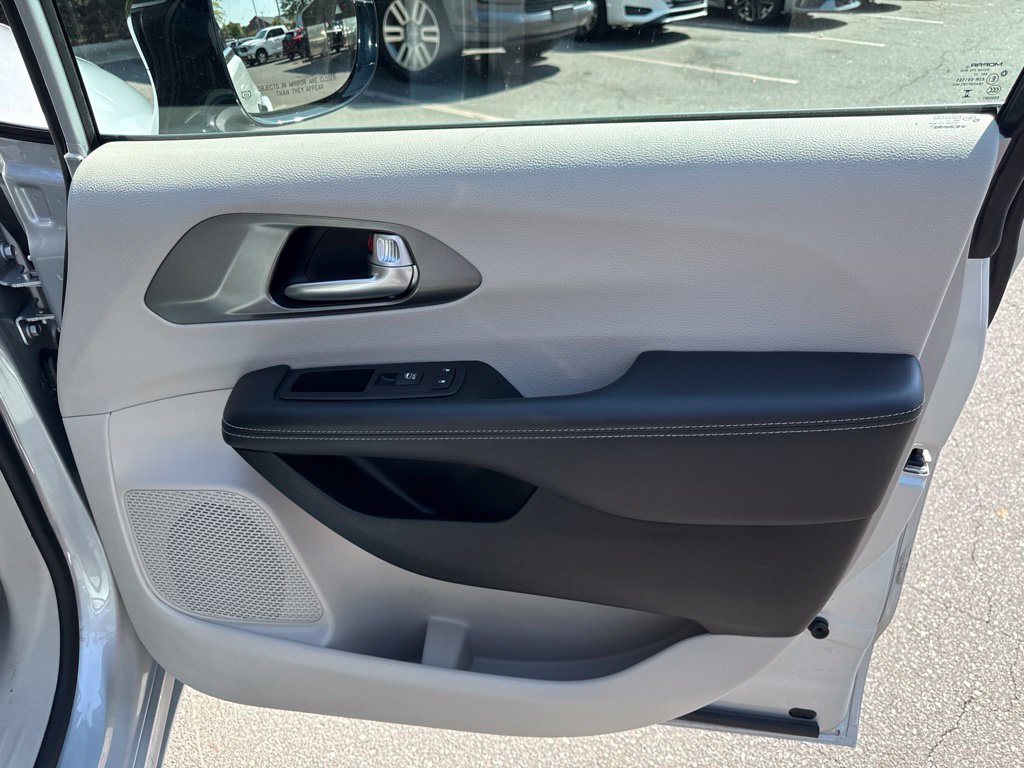 Used 2024 Chrysler Pacifica Touring-L FWD image 39