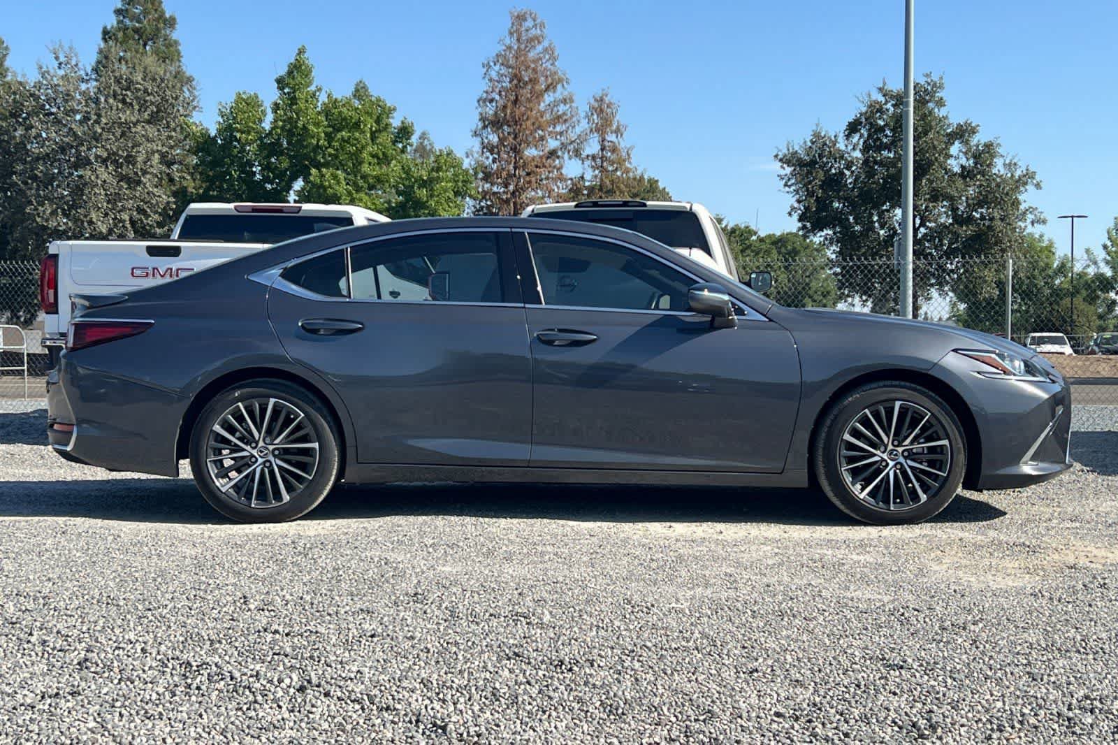 Used 2025 Lexus ES 300h w/ Premium Package FWD image 9