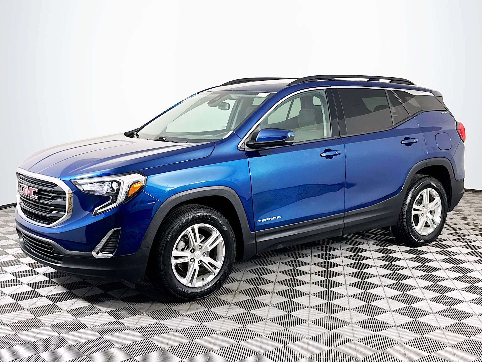 Used 2020 GMC Terrain SLE w/ Driver Convenience Package image 4