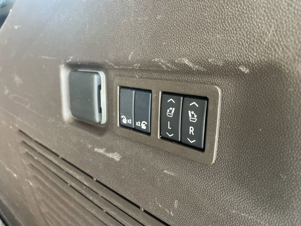Used 2024 GMC Yukon XL Denali w/ Advanced Technology Package image 39