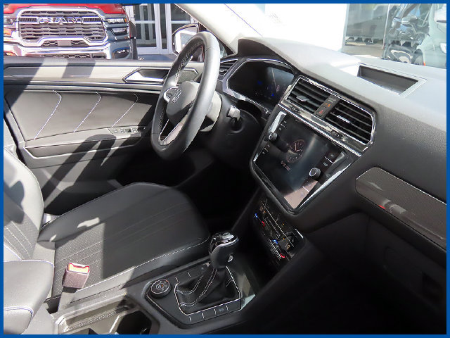 Used 2023 Volkswagen Tiguan SE AWD/4WD image 8