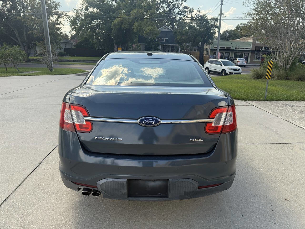 Used 2010 Ford Taurus SEL image 6