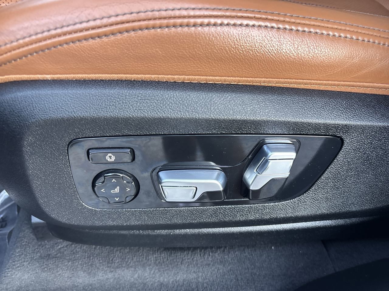 Used 2022 BMW X5 xDrive40i w/ Executive Package image 14