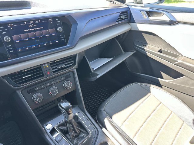 Used 2022 Volkswagen Taos SE w/ Panoramic Sunroof Package FWD image 36