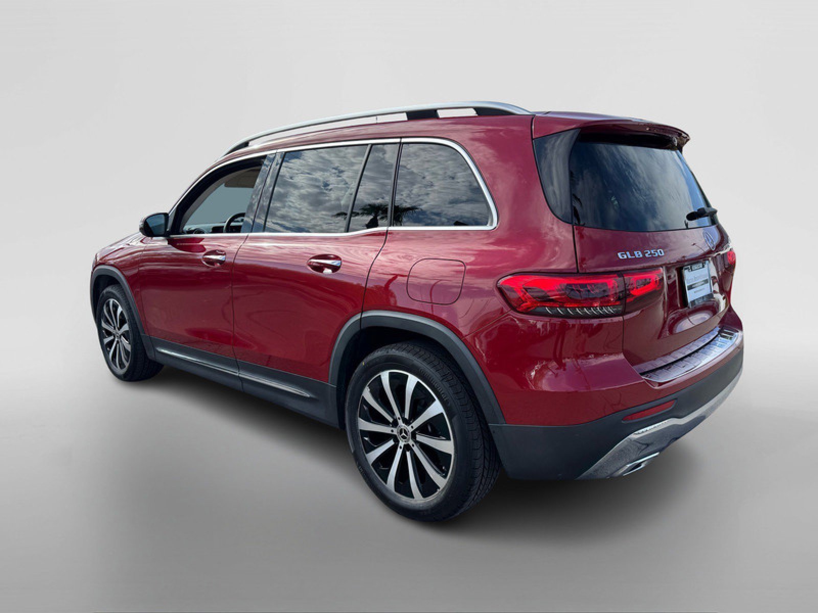 Certified 2022 Mercedes-Benz GLB 250 4MATIC w/ Premium Package Lite image 3