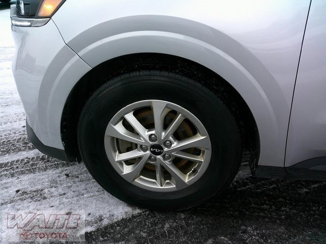 Used 2023 Kia Carnival LX image 8