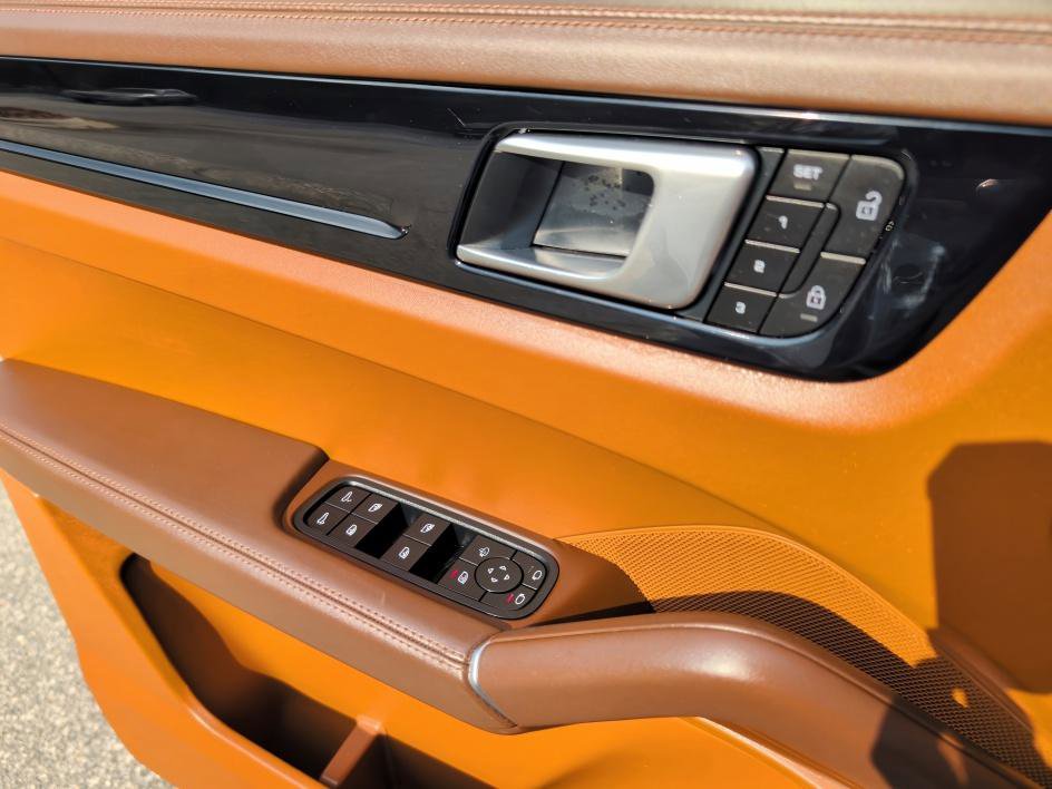 Used 2022 Porsche Cayenne Coupe image 17