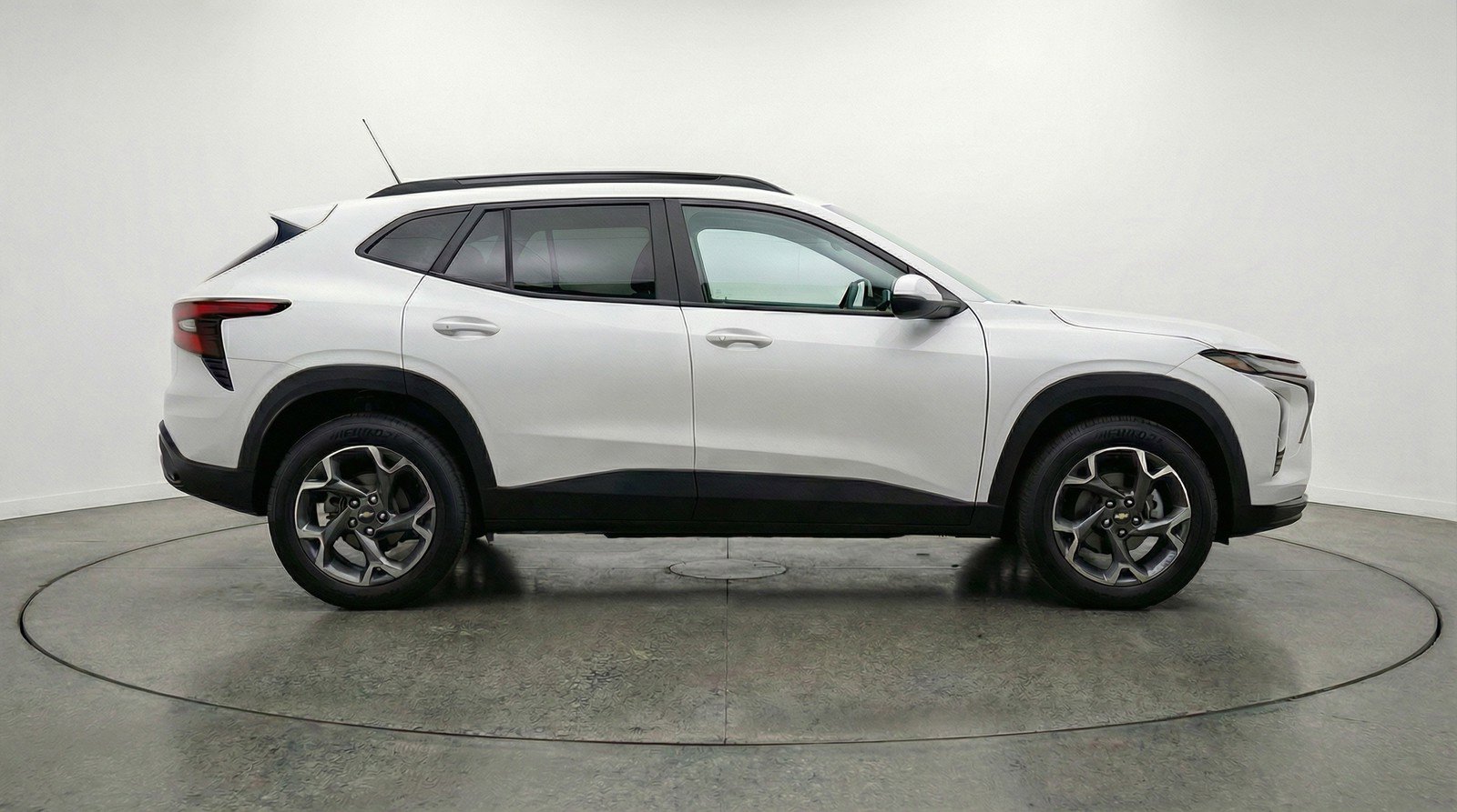Used 2025 Chevrolet Trax LT FWD image 11