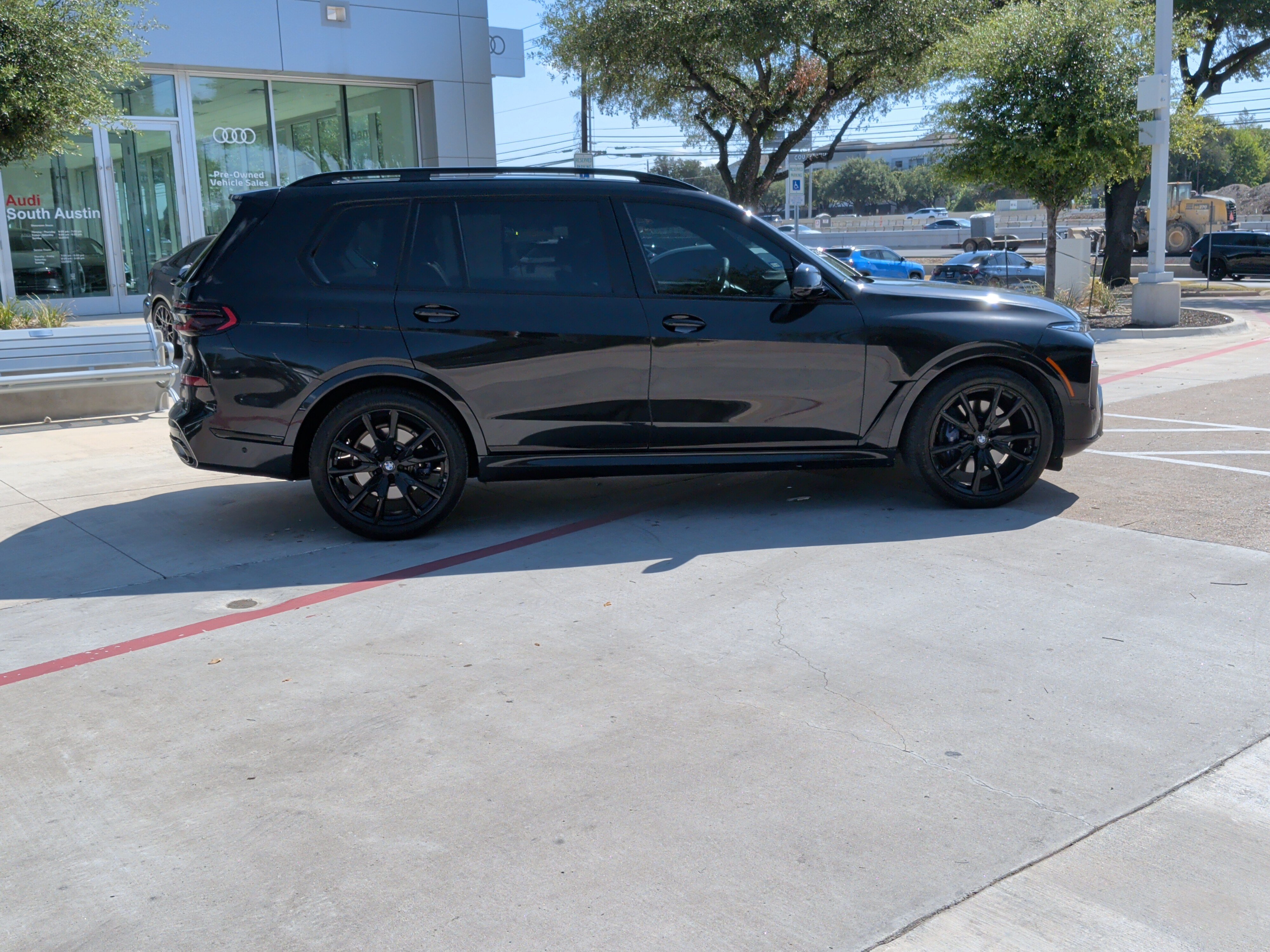Used 2024 BMW X7 xDrive40i w/ M Sport Package AWD/4WD image 11