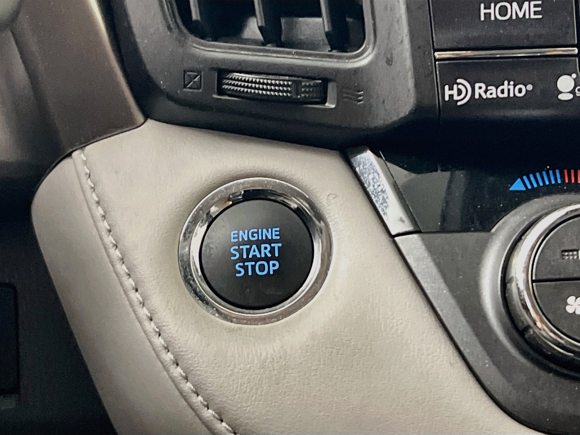 Used 2018 Toyota RAV4 XLE FWD image 23