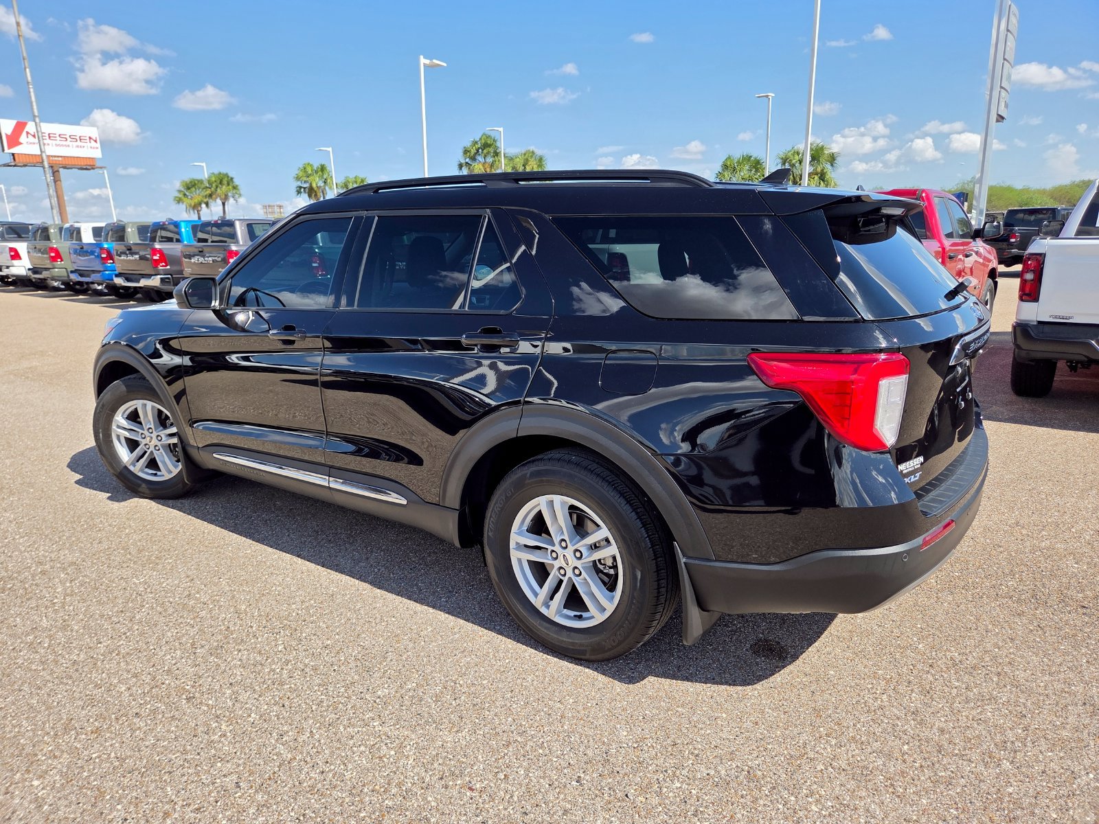 Used 2023 Ford Explorer XLT w/ Equipment Group 202A RWD image 5