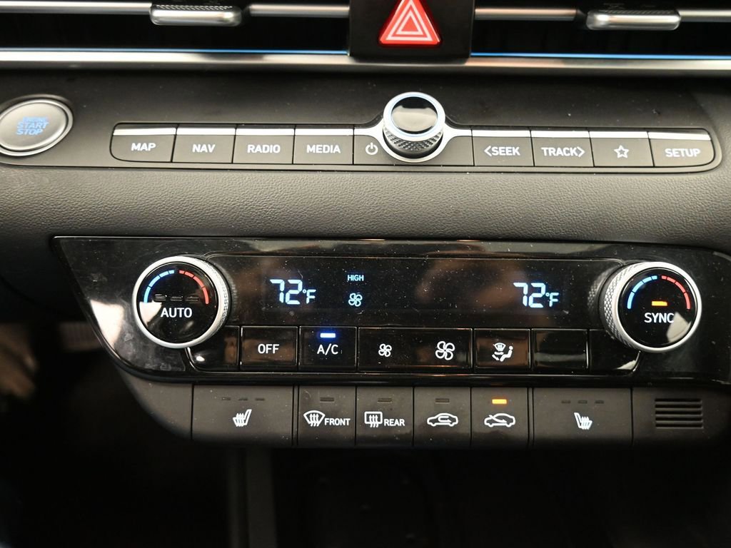 Used 2025 Hyundai Elantra SEL image 12