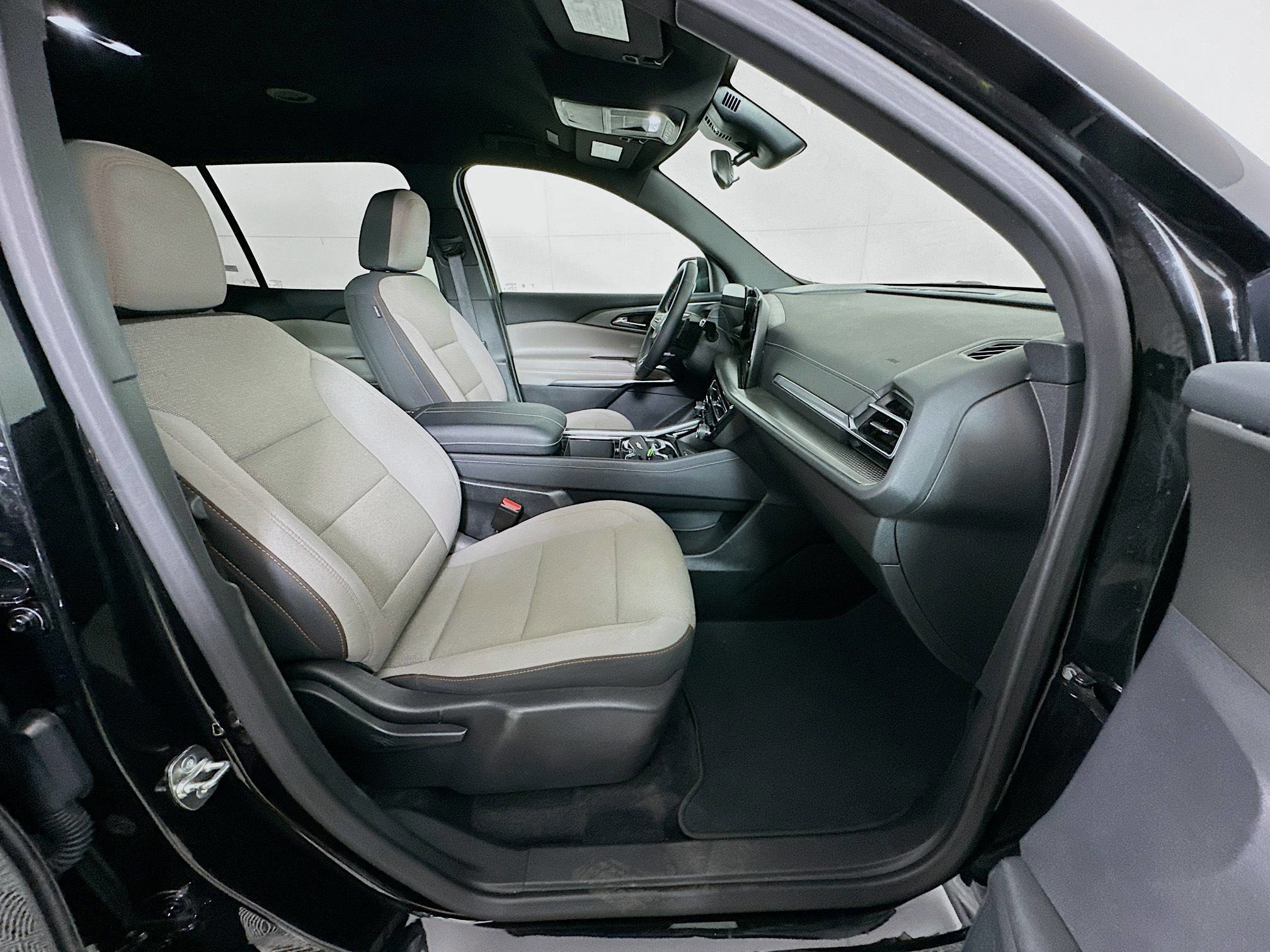 Used 2025 Chevrolet Traverse LT image 33