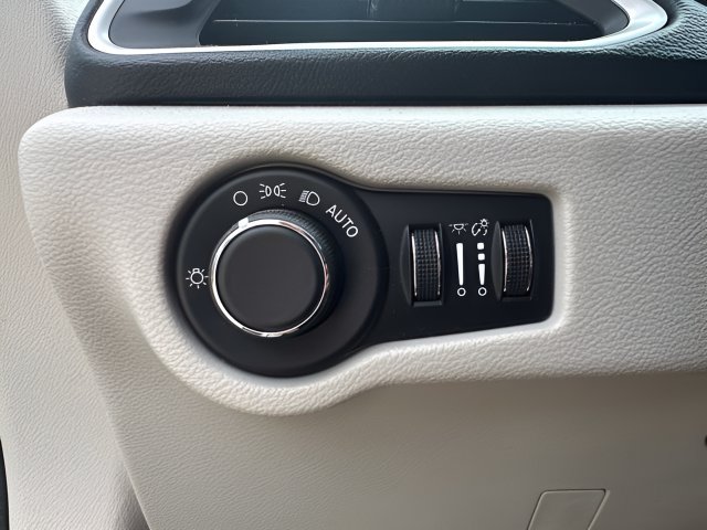 Certified 2018 Chrysler Pacifica Touring w/ Security Group FWD image 11