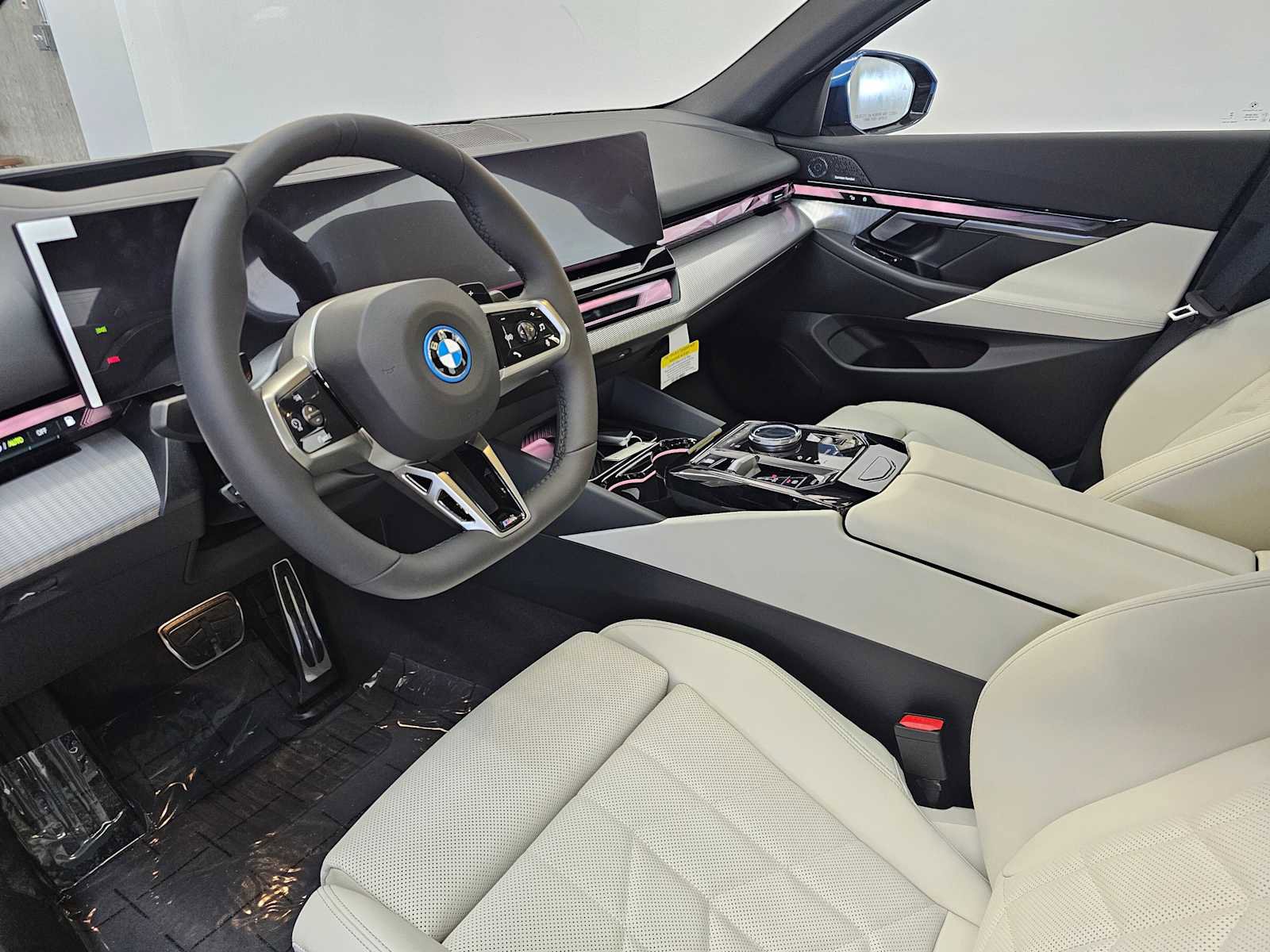 New 2026 BMW 550e xDrive w/ Premium Package image 2