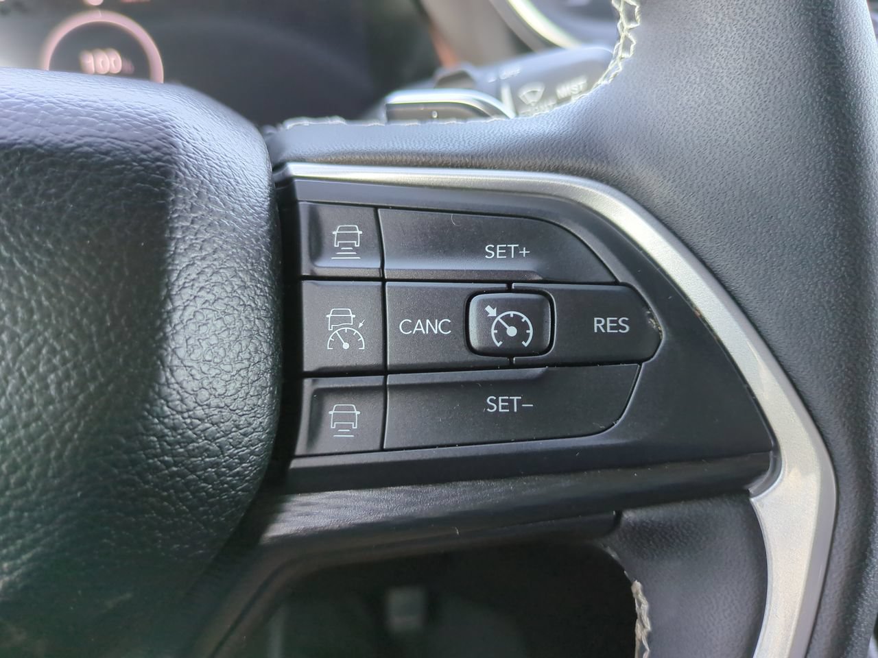 Used 2024 Jeep Grand Cherokee Altitude AWD/4WD image 25