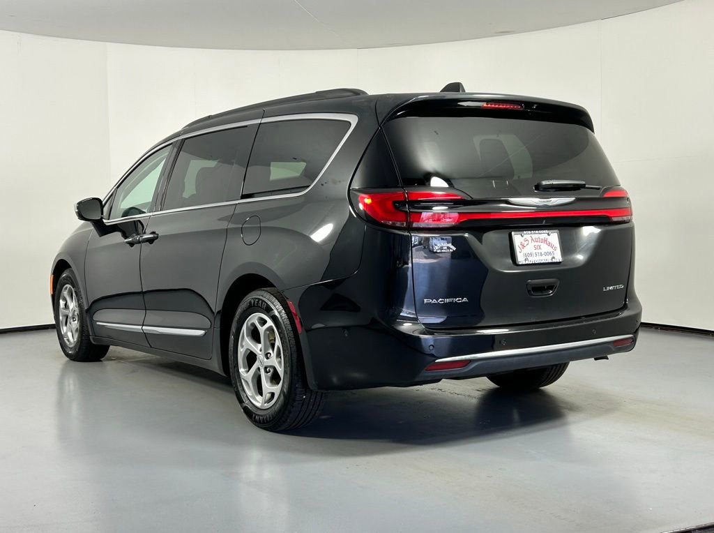 Used 2023 Chrysler Pacifica Limited FWD image 5