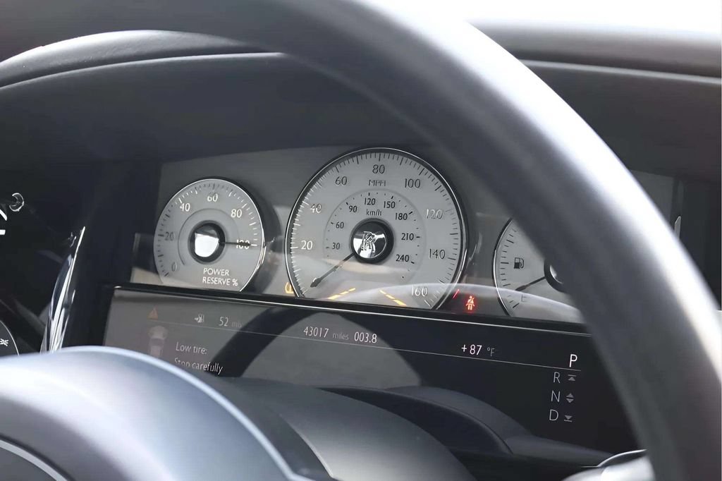 Used 2017 Rolls-Royce Ghost RWD image 13