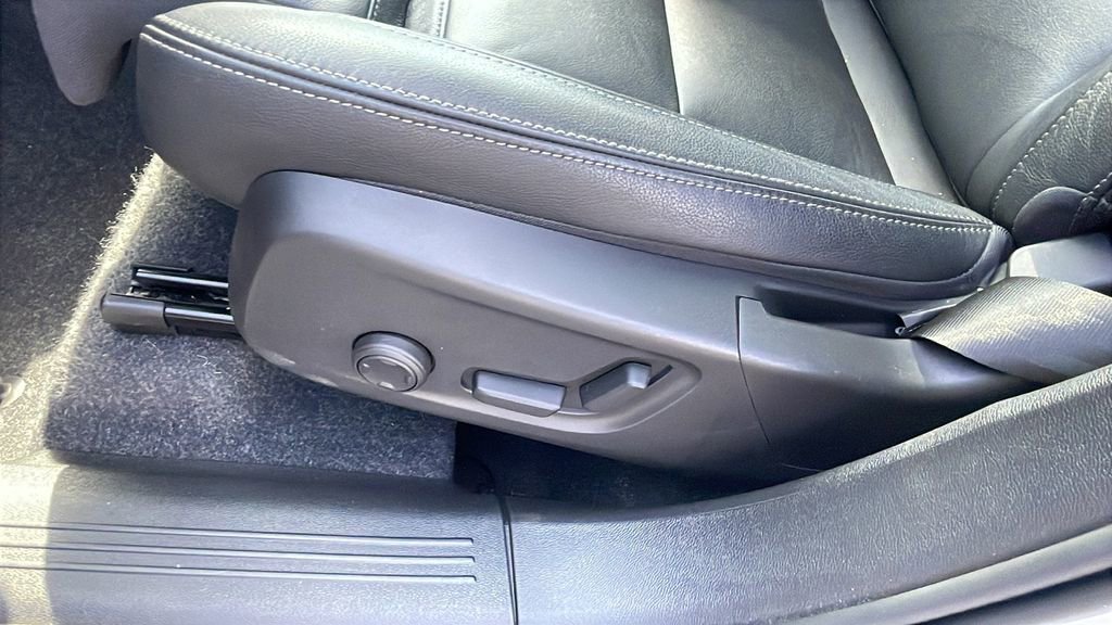 Used 2025 Volvo XC40 B5 Plus image 28