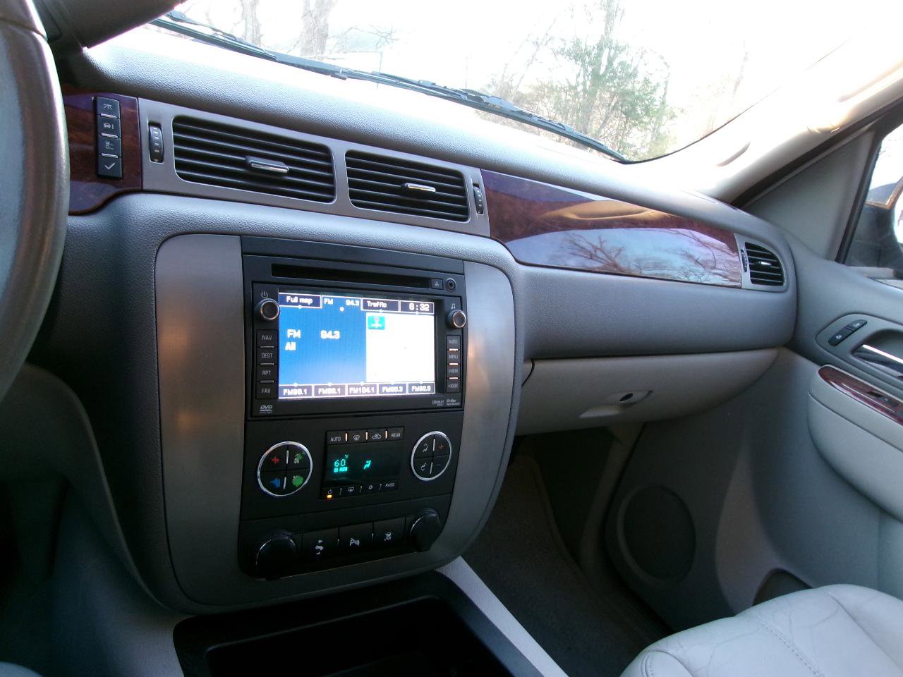 Used 2010 GMC Yukon XL SLT AWD/4WD image 17