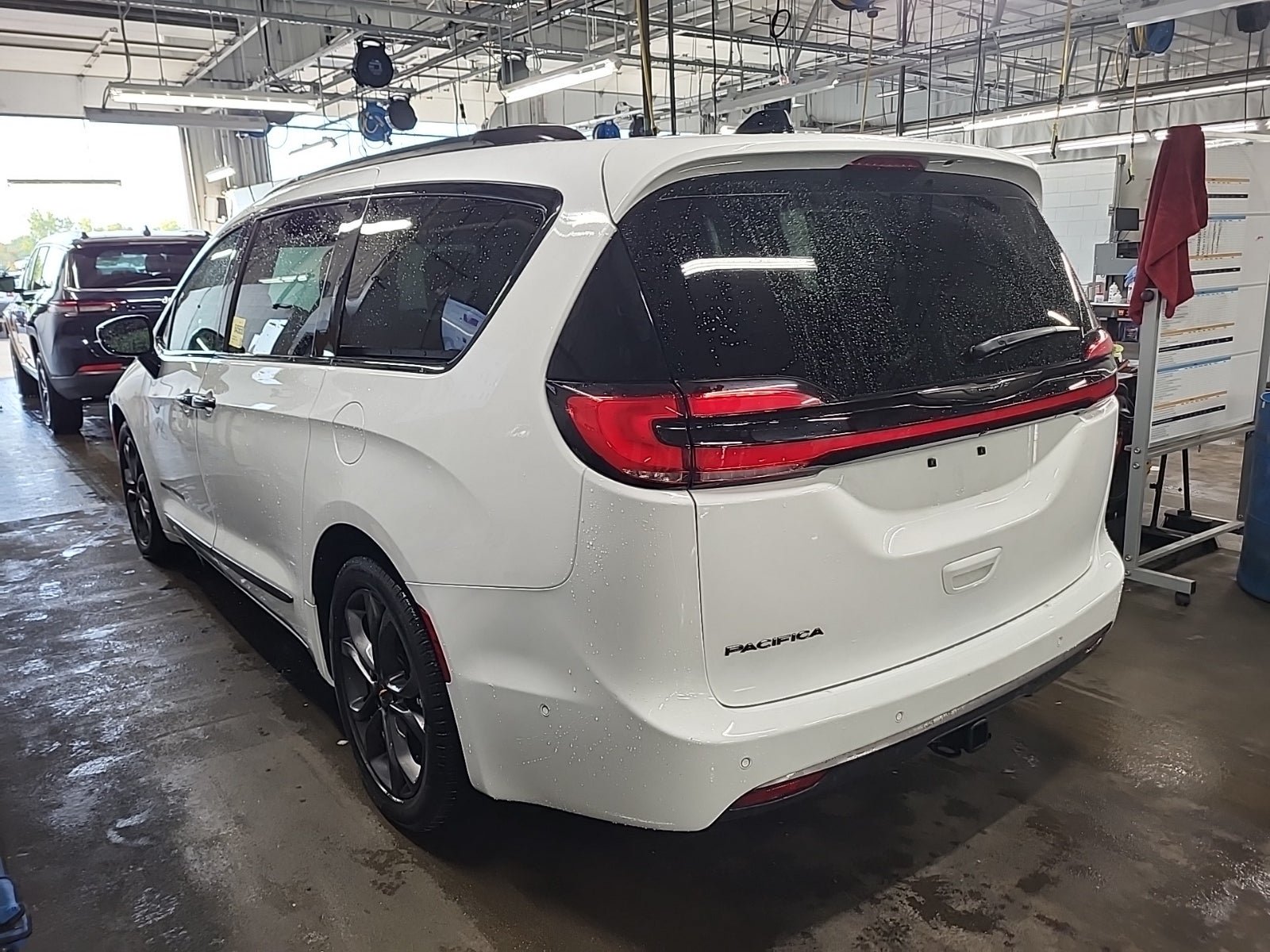 Used 2024 Chrysler Pacifica Touring-L w/ Uconnect Theater Family Group FWD image 4