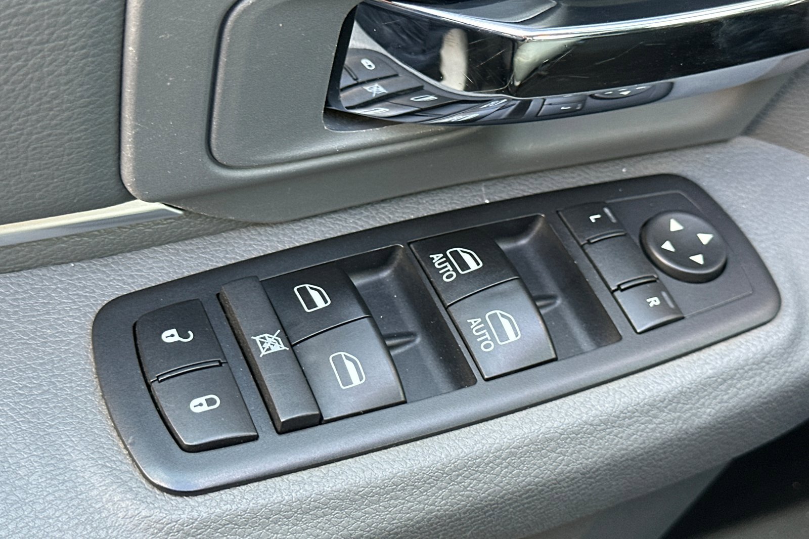 Used 2017 RAM 1500 Classic SLT image 12