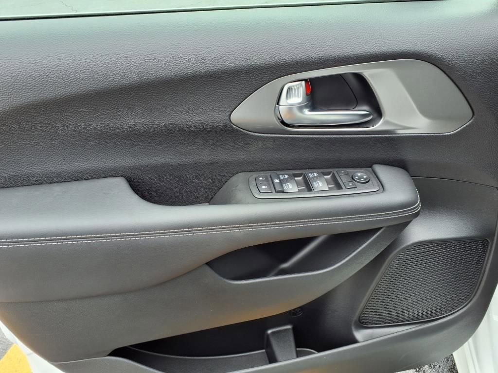 New 2026 Chrysler Voyager LX image 8