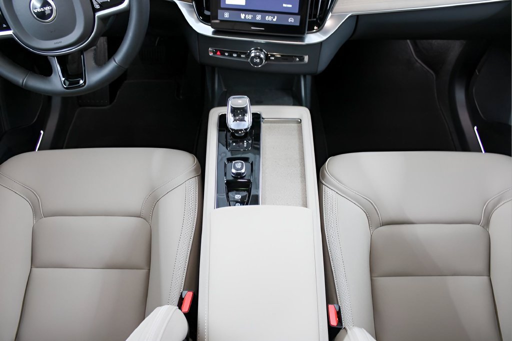 Certified 2026 Volvo XC90 B5 Plus w/ Protection Package Premier AWD/4WD image 16