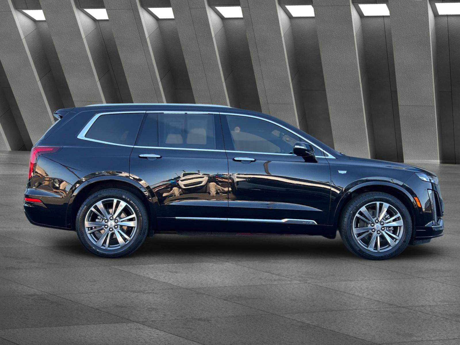 Used 2021 Cadillac XT6 Premium Luxury FWD image 3