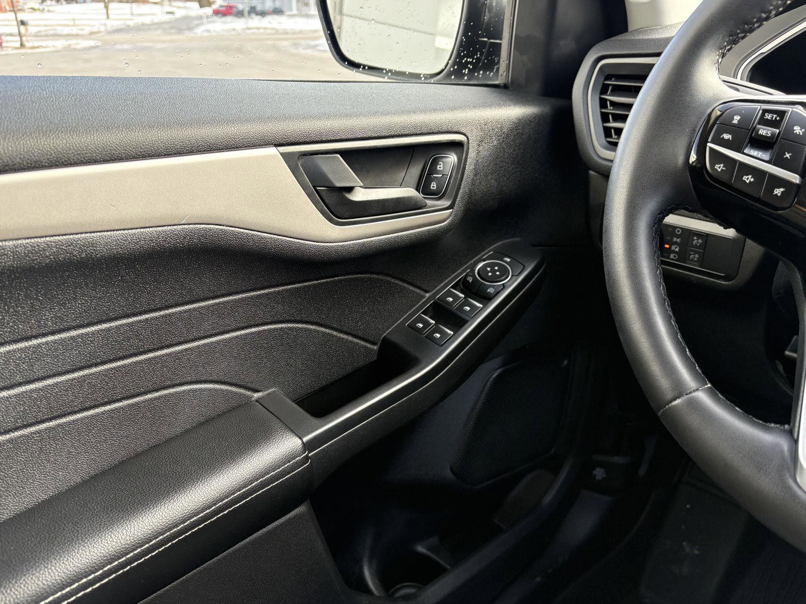 Used 2022 Ford Escape SE w/ Cold Weather Package image 13