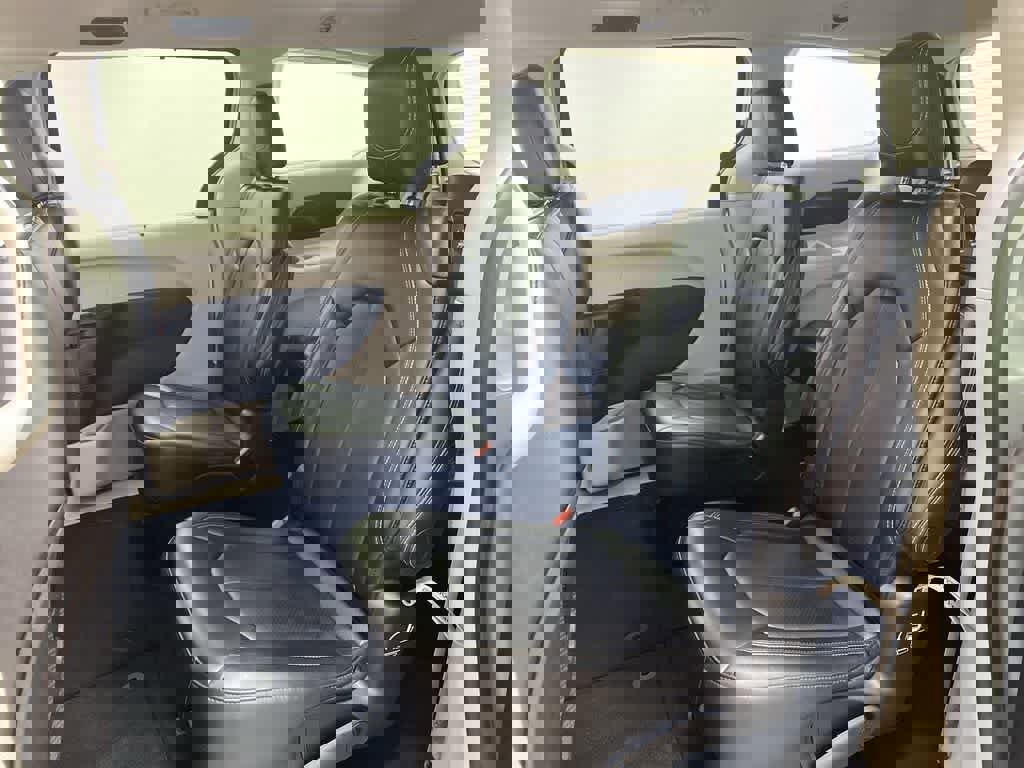Used 2024 Chrysler Pacifica Touring-L image 18