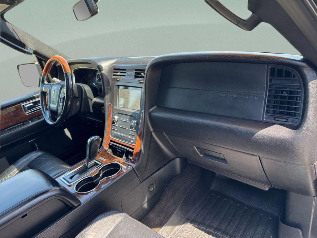 Used 2016 Lincoln Navigator Select image 28