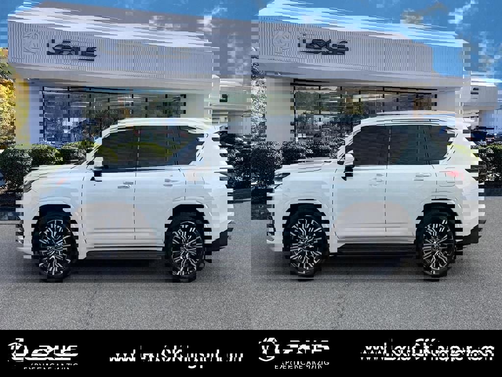 Used 2024 Lexus LX 600 4WD w/ Luxury Package image 2