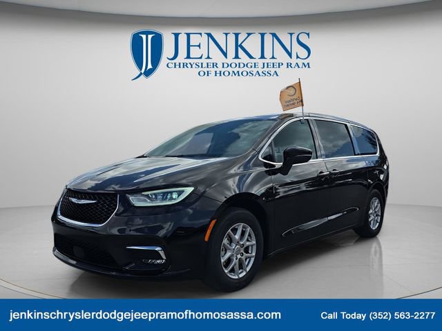 Certified 2024 Chrysler Pacifica Touring-L image 10