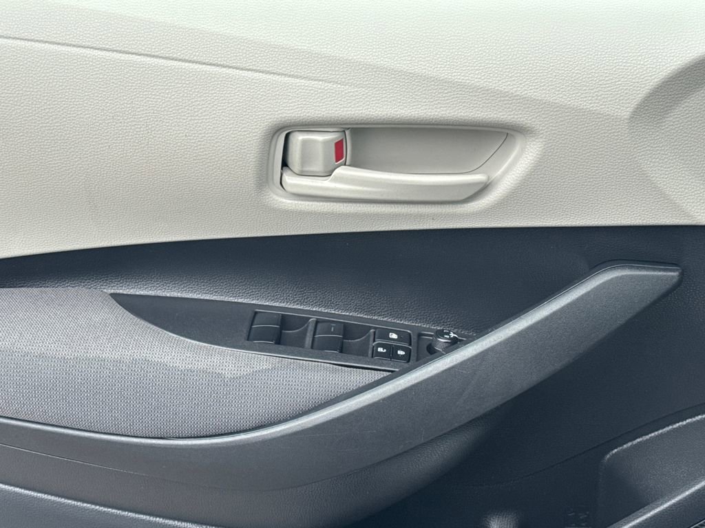 Used 2025 Toyota Corolla LE w/ Convenience Package image 32