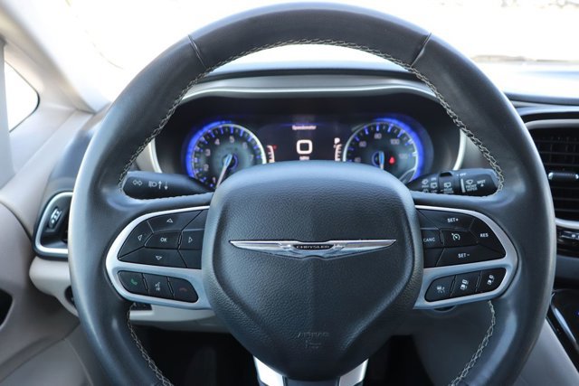 Used 2022 Chrysler Pacifica Touring-L image 18