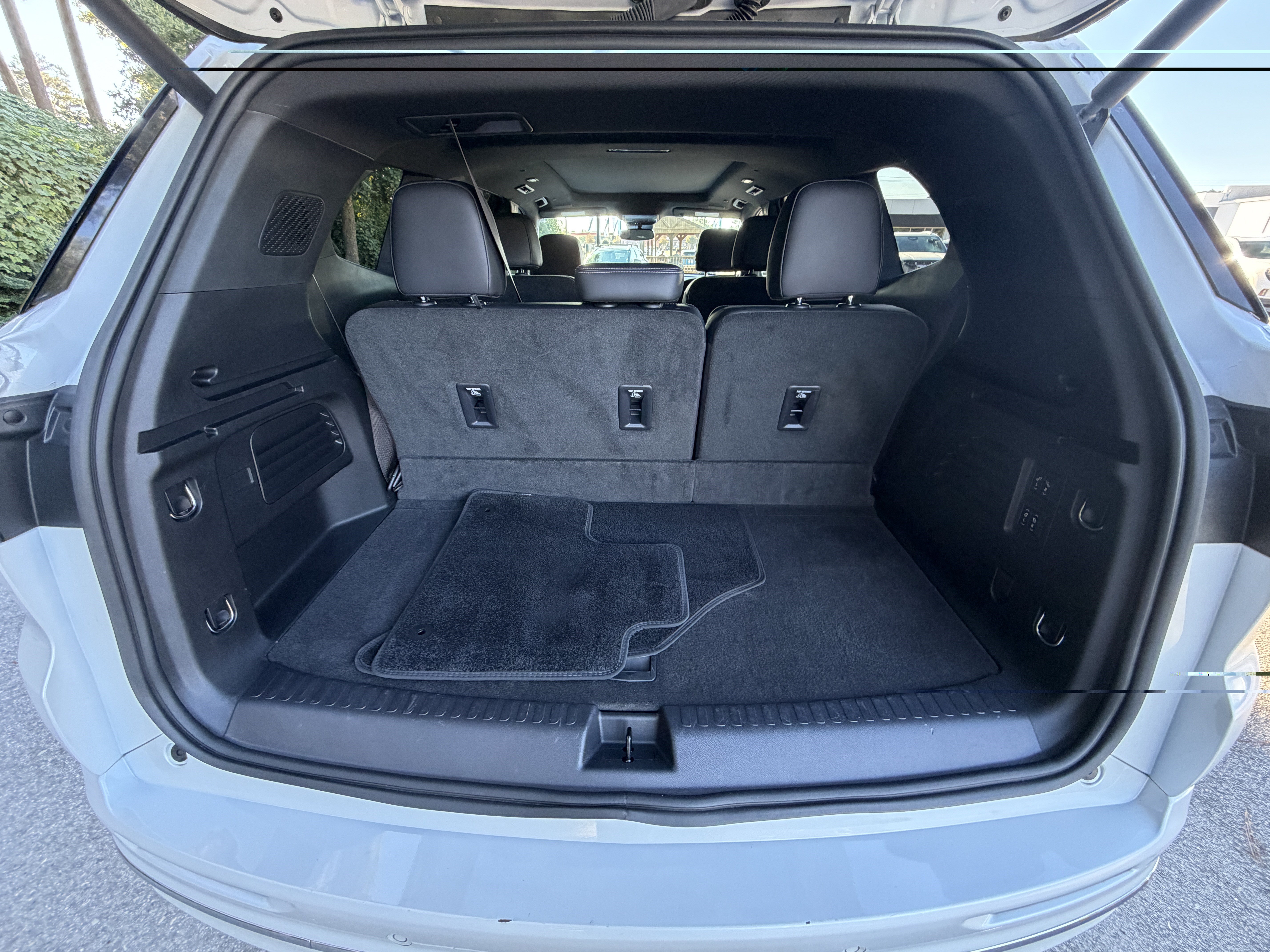 Used 2025 Buick Enclave Avenir FWD image 4